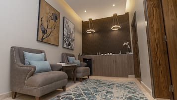 Villa, 3 habitaciones, alberca privada | Área de sala de estar | Televisión de 55 pulgadas con canales vía satélite y futbolito