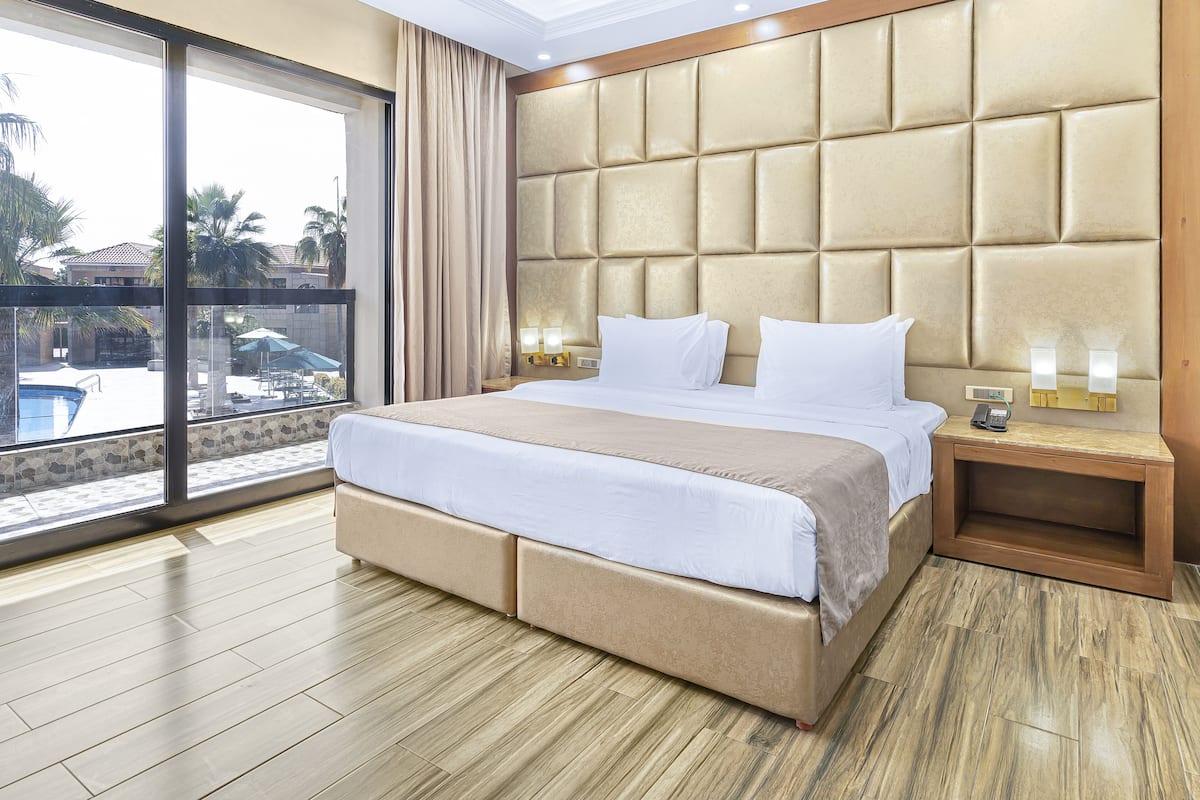 Deluxe Room, Pool View | 1 bedroom, in-room safe, blackout drapes, soundproofing