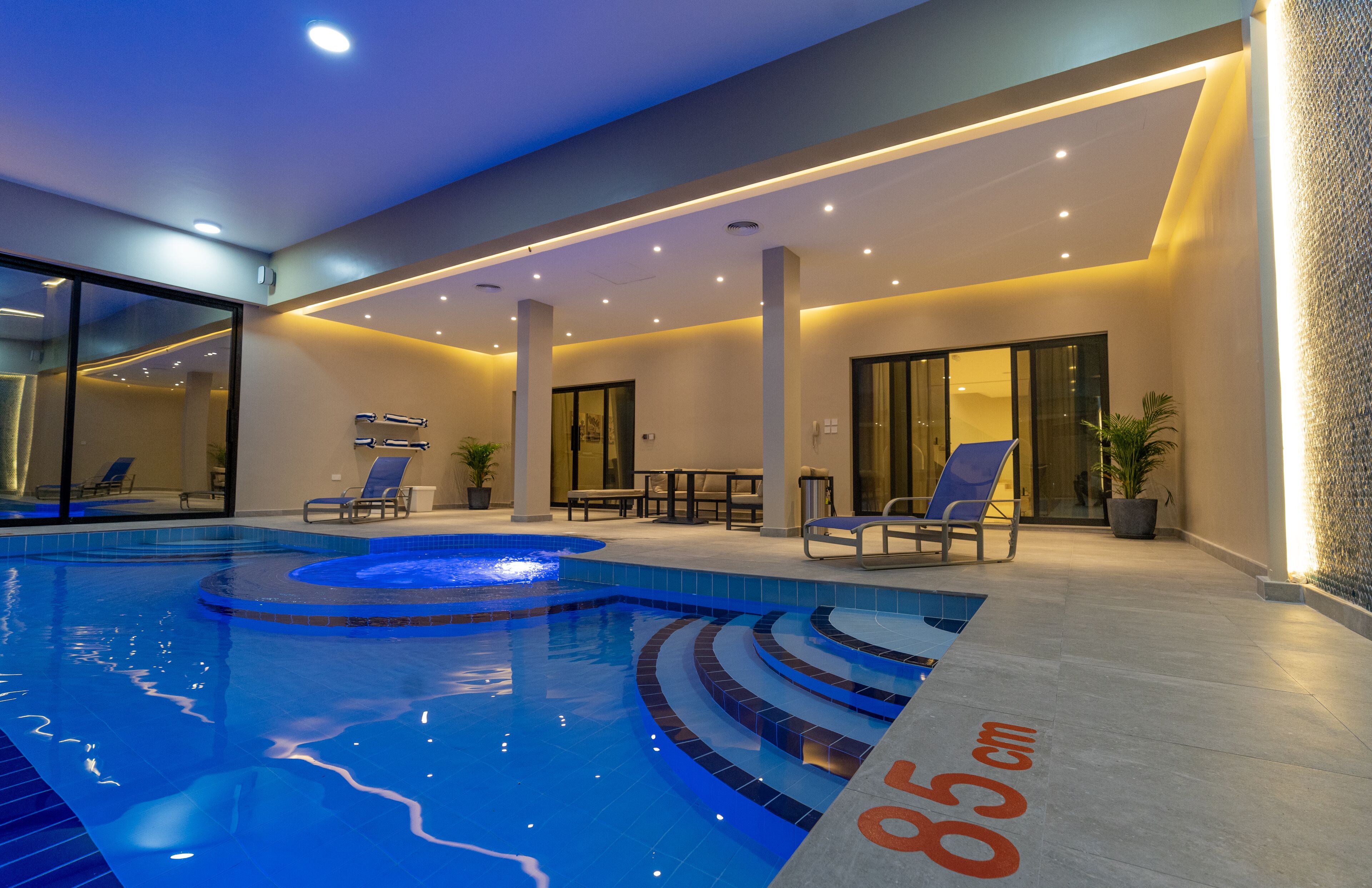 室內泳池、2 個室外泳池；09:00 至 23:00 開放；泳池傘、場內有救生員當值