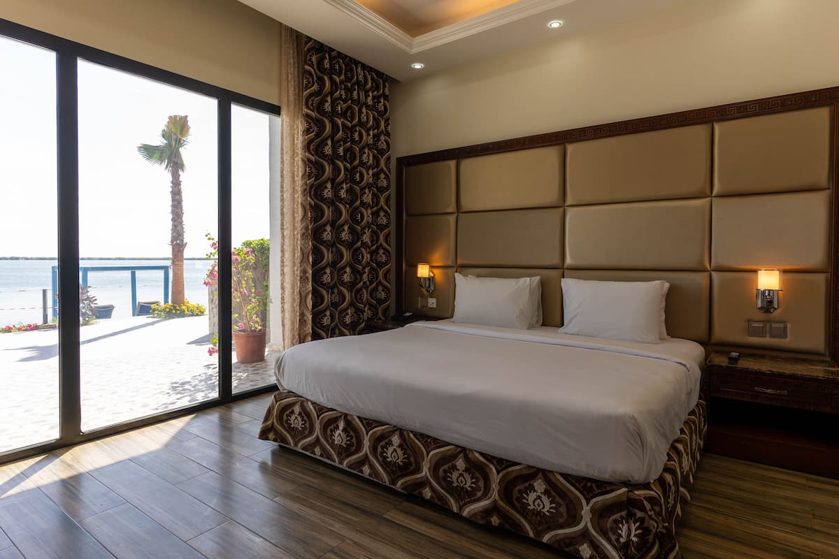Junior Suite, Sea View | 1 bedroom, in-room safe, blackout drapes, soundproofing