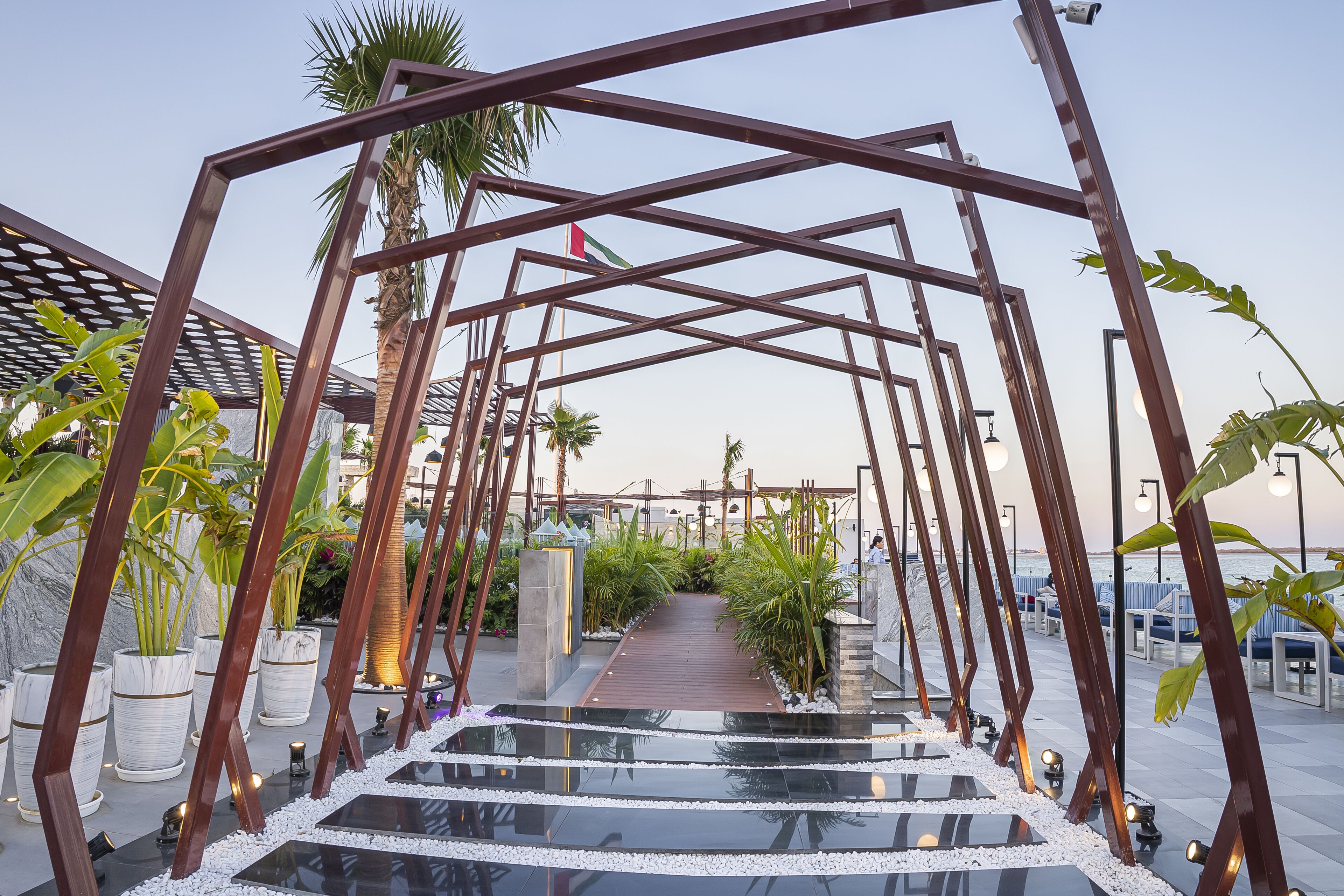 Aamiainen ja lounas; kansainvälinen keittiö, näkymät uima-altaalle 