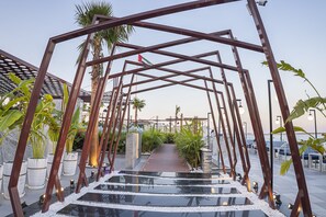 Se sirven desayunos y cocina internacional, con vista a la piscina