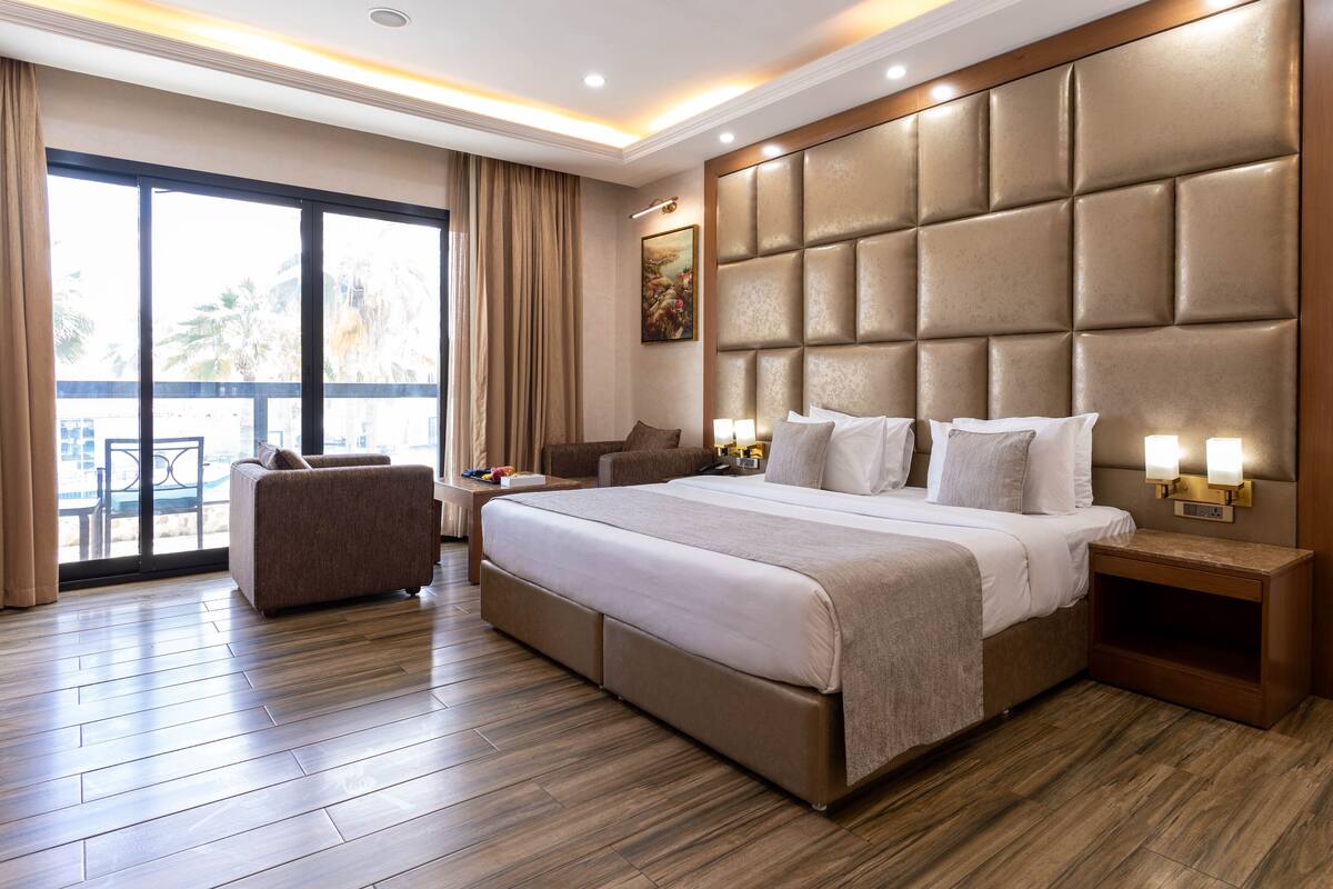 Phòng Suite Junior, quang cảnh hồ bơi | Két bảo mật tại phòng, màn/rèm cản sáng, phòng cách âm 