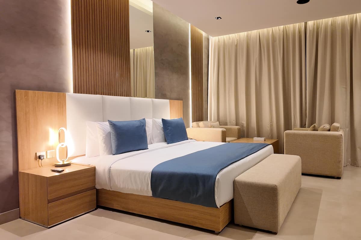 1 bedroom, in-room safe, blackout curtains, soundproofing