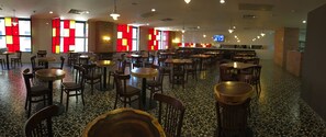 供应早餐、午餐和晚餐，国际美食