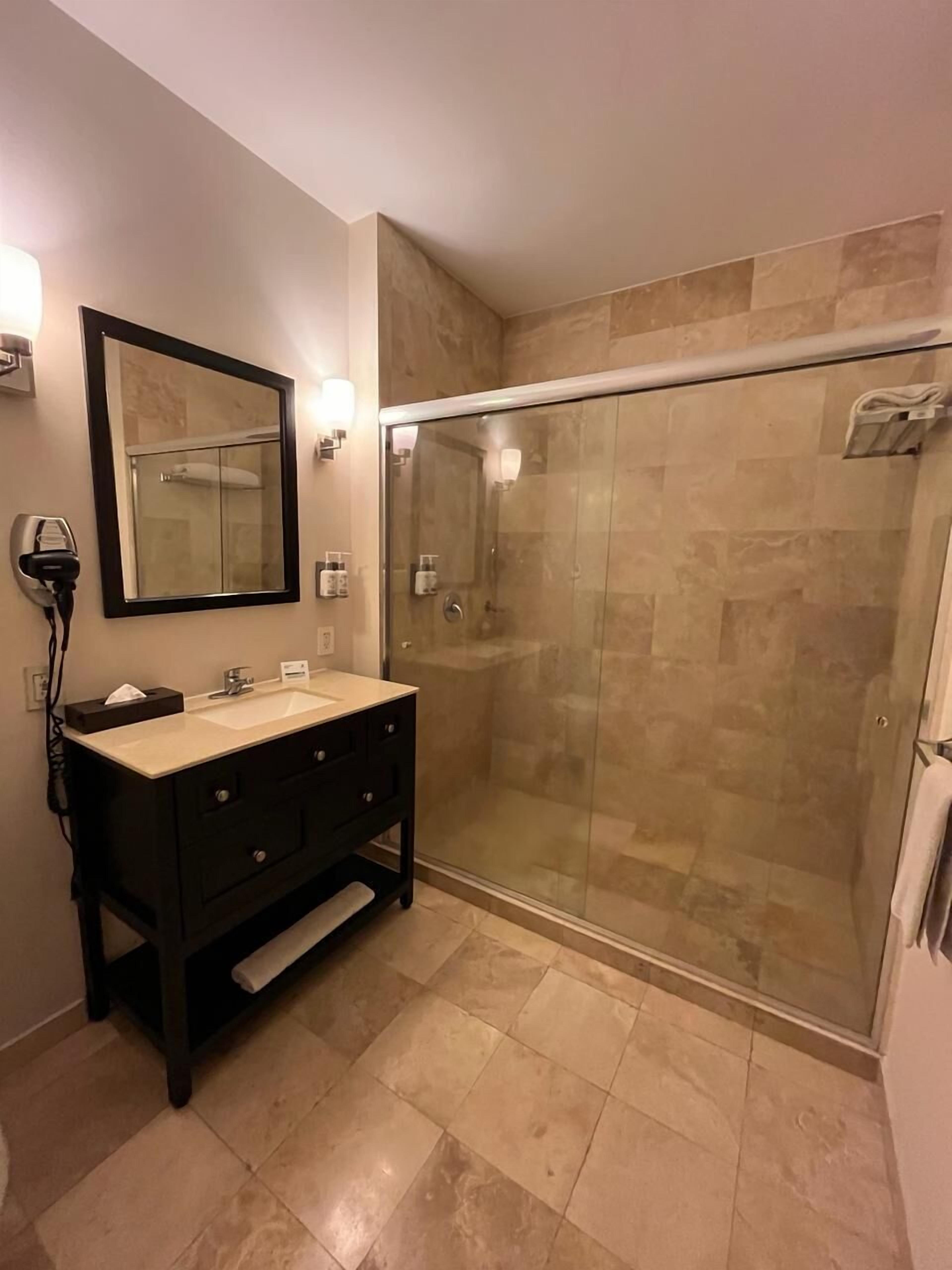 Pancuran mandi, pengering rambut, tuala disediakan 