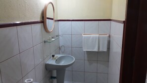 Ducha, artículos de tocador gratuitos, secador de pelo, toallas