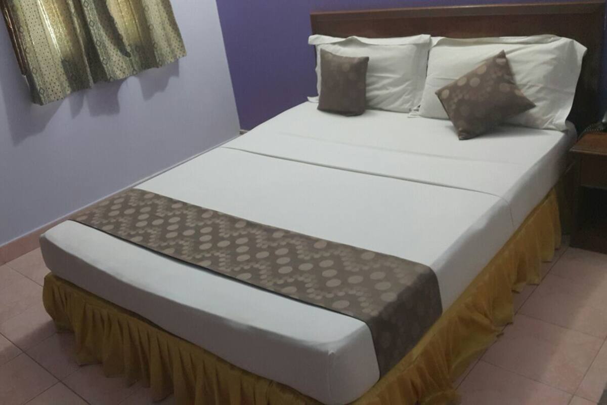 Ropa de cama de alta calidad y caja de seguridad en la habitación