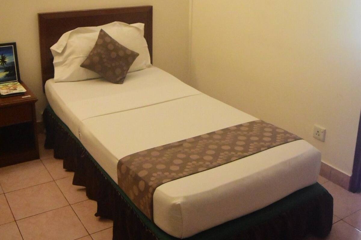 Ropa de cama de alta calidad y caja de seguridad en la habitación