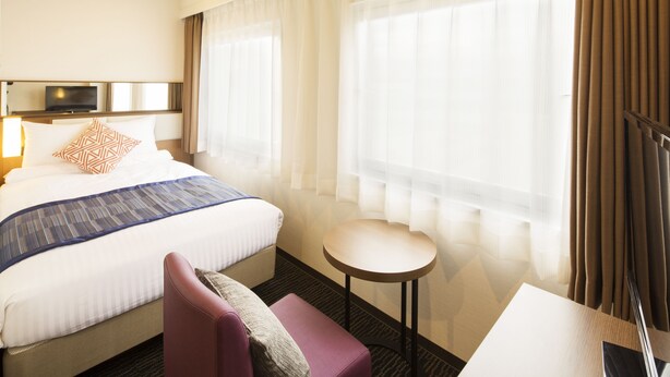 A hotel room with a bed, a TV, a small table, and a chair. - Hotel MyStays Gotanda Station (Tokyo)