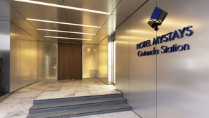 A modern hotel lobby with a sign reading "HOTEL MYSTAYS Gotanda Station". - Hotel MyStays Gotanda Station (Tokyo)