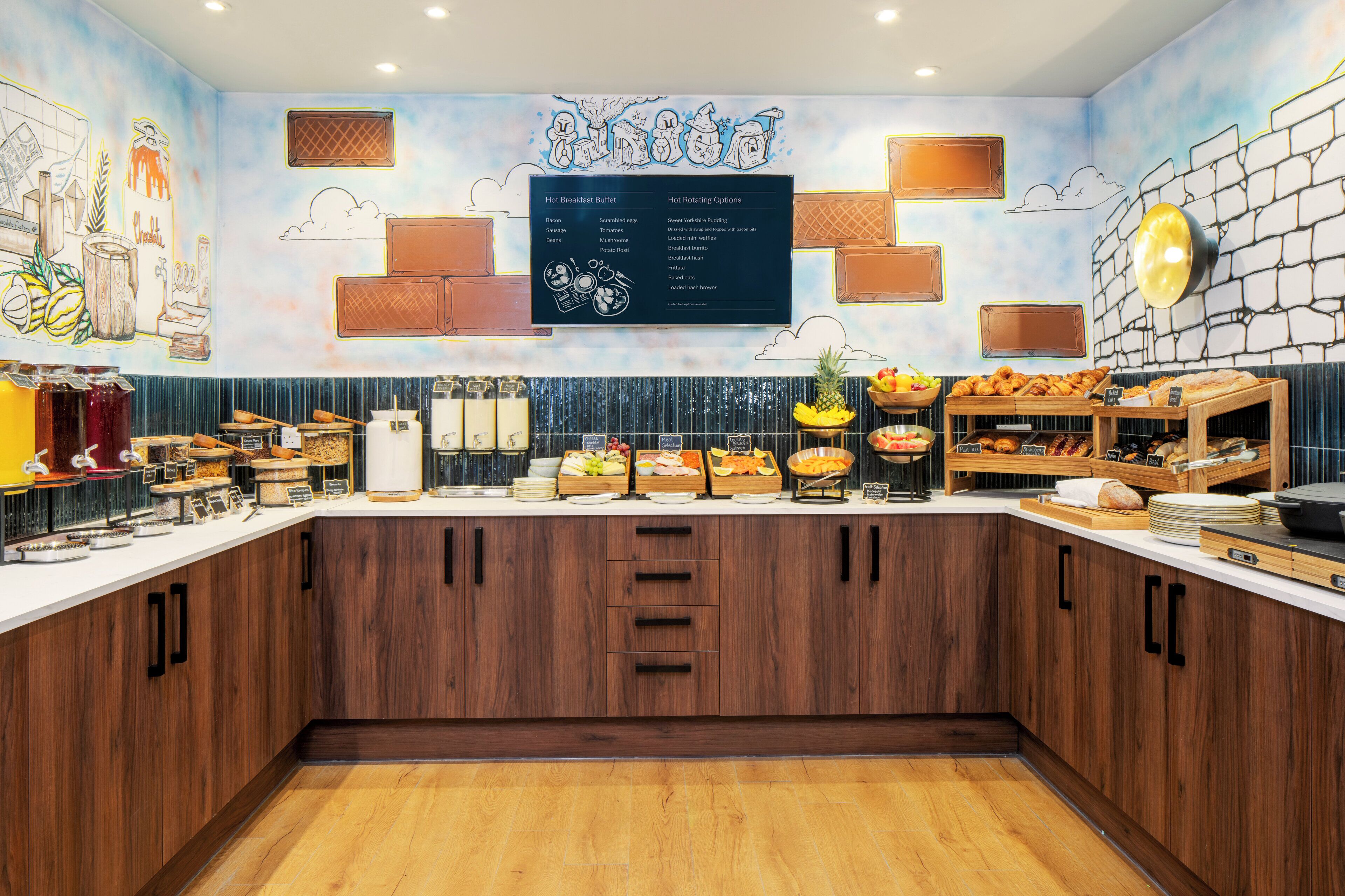 Een ontbijtbuffet met diverse gerechtjes en een menukaart.