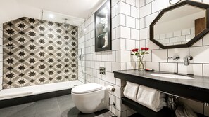 Articles de toilette de luxe, sèche-cheveux, peignoirs, chaussons