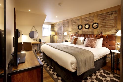 Premium Room, 1 King Bed | Egyptian cotton sheets, premium bedding, in-room safe