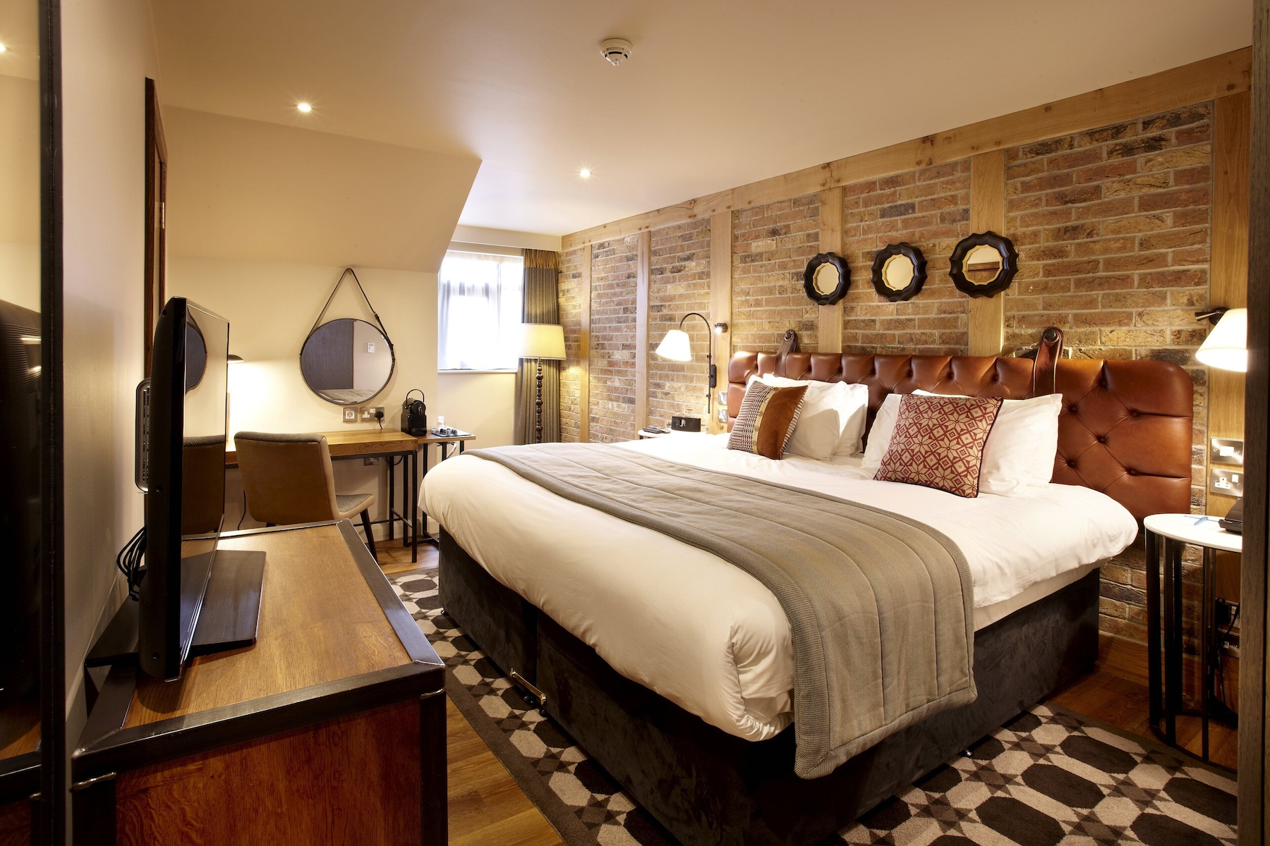 Premium Room, 1 King Bed | Egyptian cotton sheets, premium bedding, in-room safe