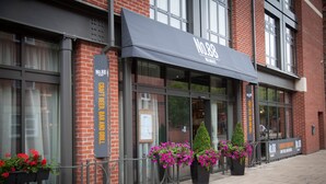 Ein Backsteinhaus mit großen Fenstern und einem Schild, auf dem steht: "No.88 Craft Beer Bar and Grill".