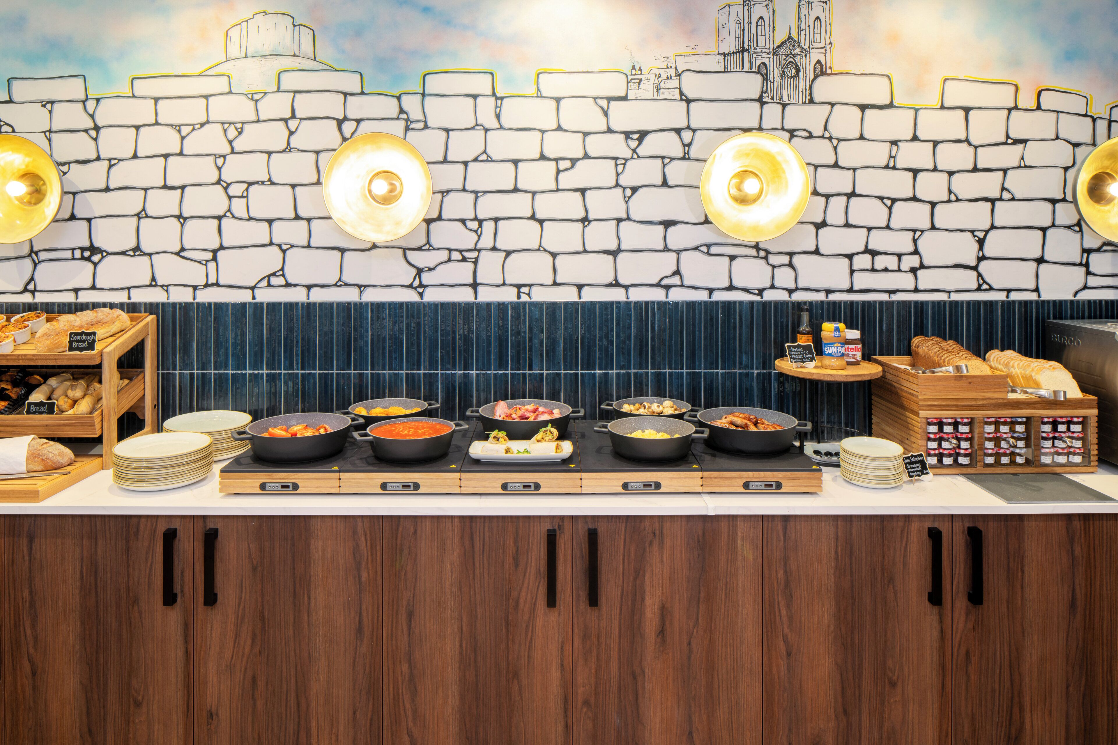 Un buffet proposant une variété de plats et d'accompagnements.