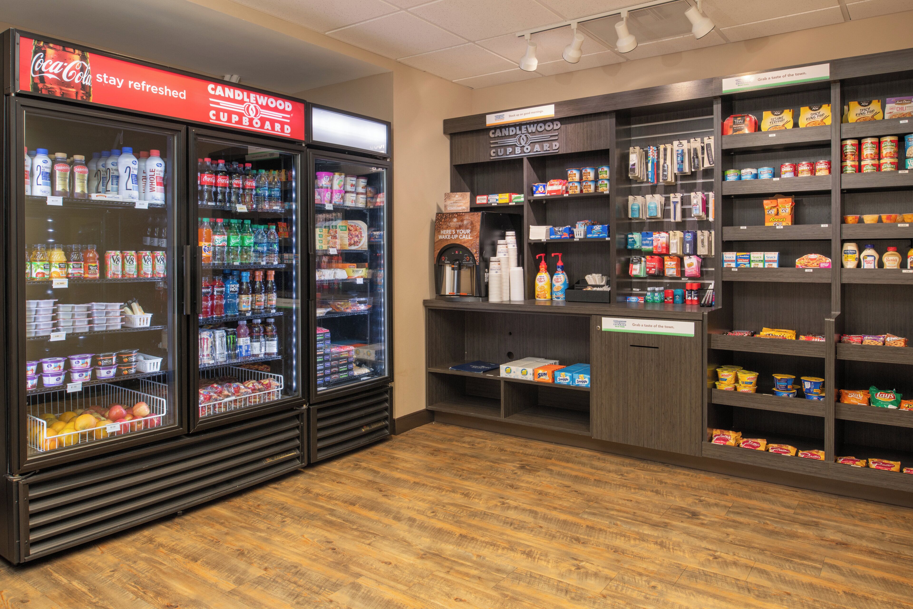 Ein Convenience Store mit Kühlregalen für Getränke, Snackreihen und einer Auswahl an verpackten Waren.