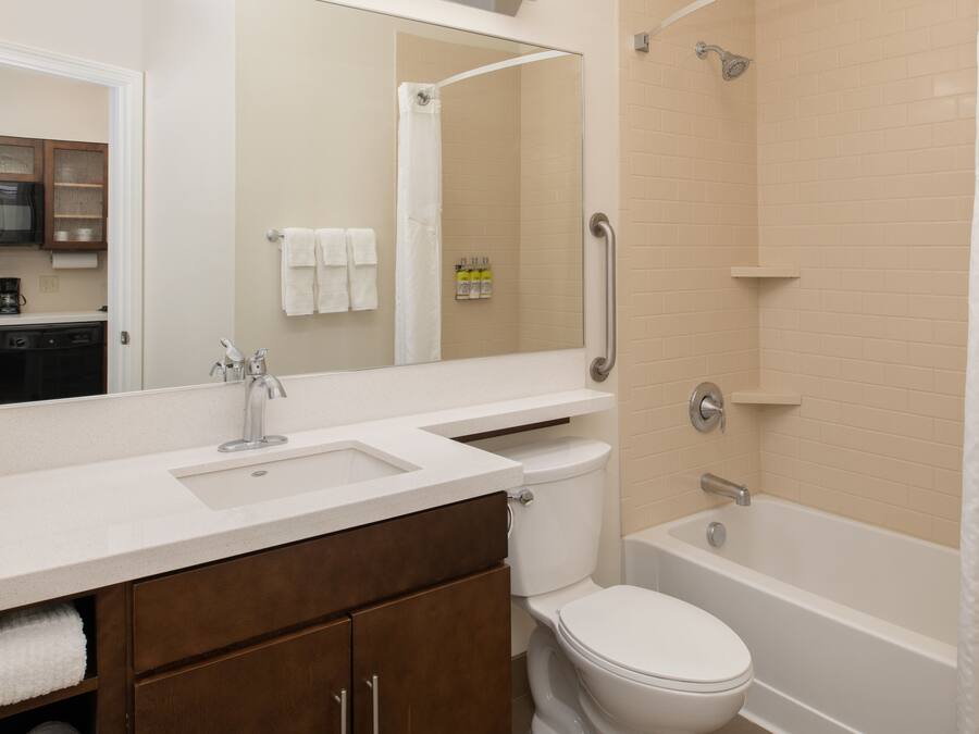 Un baño moderno con lavabo, inodoro y bañera.