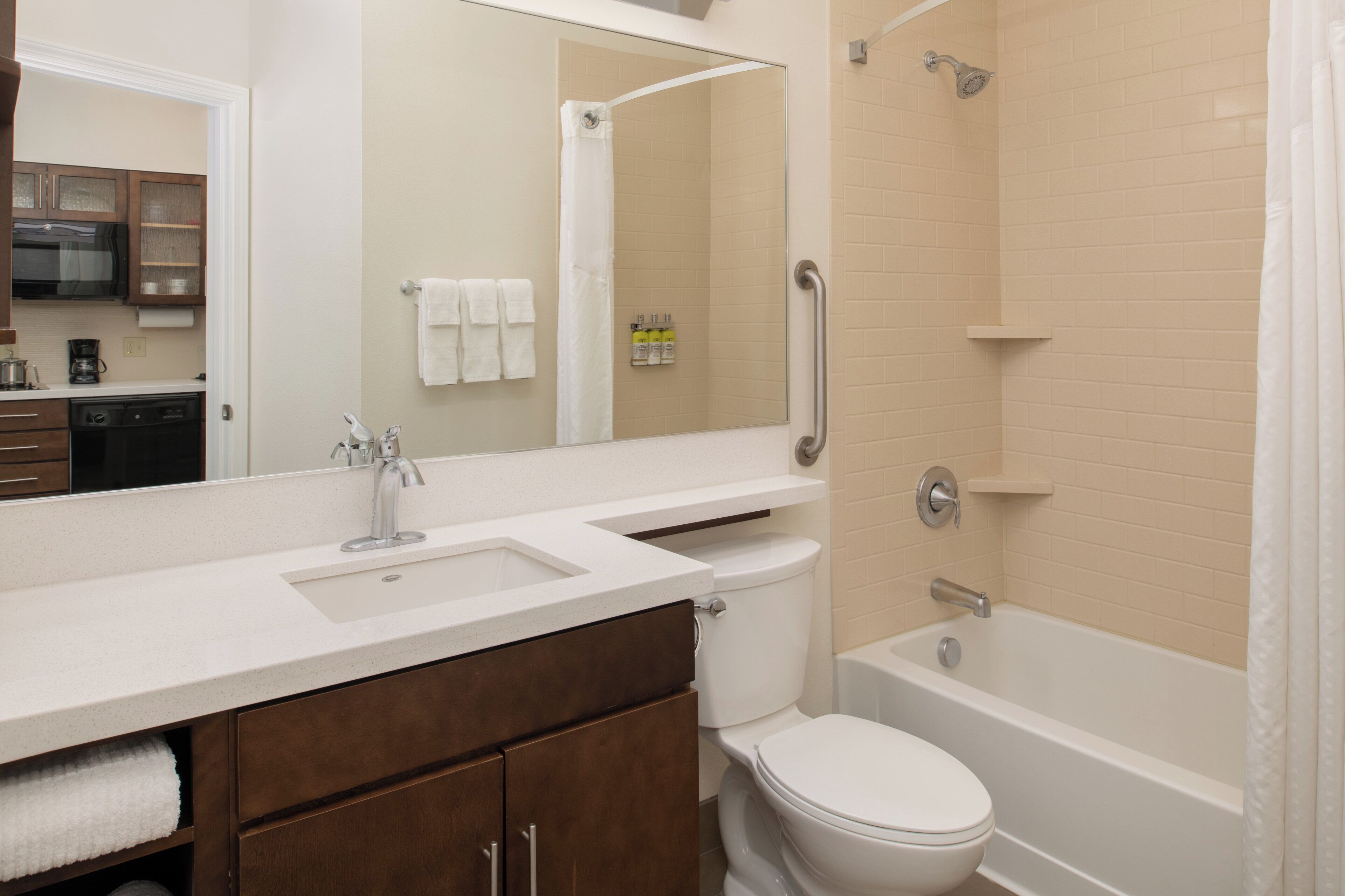 Un bagno moderno con lavandino, WC e vasca da bagno.