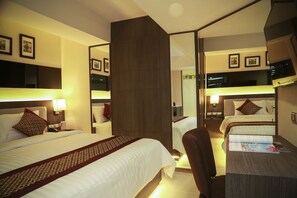 Deluxe Room, 1 King Bed | 미니바, 객실 내 금고, 암막 커튼, 다리미/다리미판