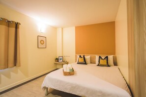 Deluxe Room, 1 Double Bed | Desk, blackout drapes, free WiFi, bed sheets - New Suanmali Hotel (Bangkok)