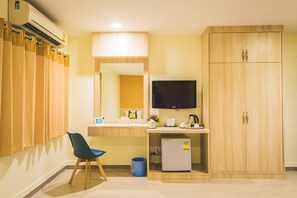 Desk, blackout drapes, free WiFi, bed sheets - New Suanmali Hotel (Bangkok)