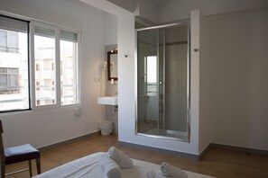 Gratis toiletartikelen, een haardroger, handdoeken