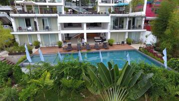 2 outdoor pools, pool loungers