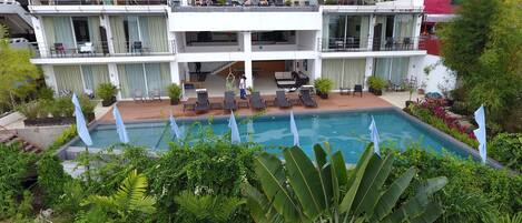 2 udendørs pools, liggestole