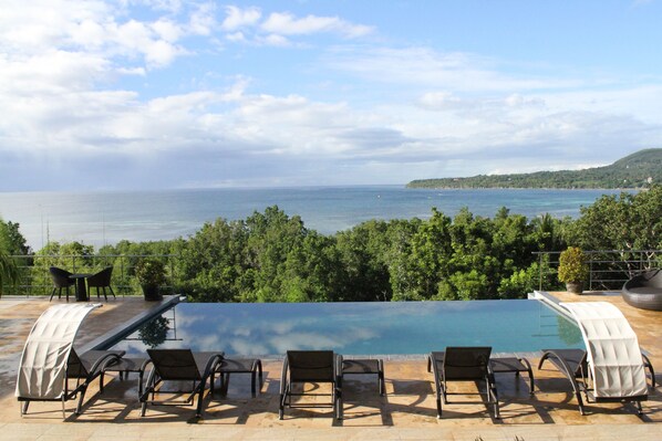 2 piscines extérieures, chaises longues