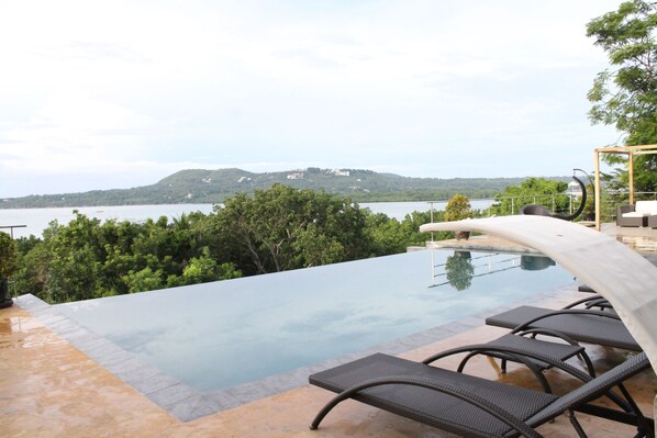 2 Außenpools, Liegestühle