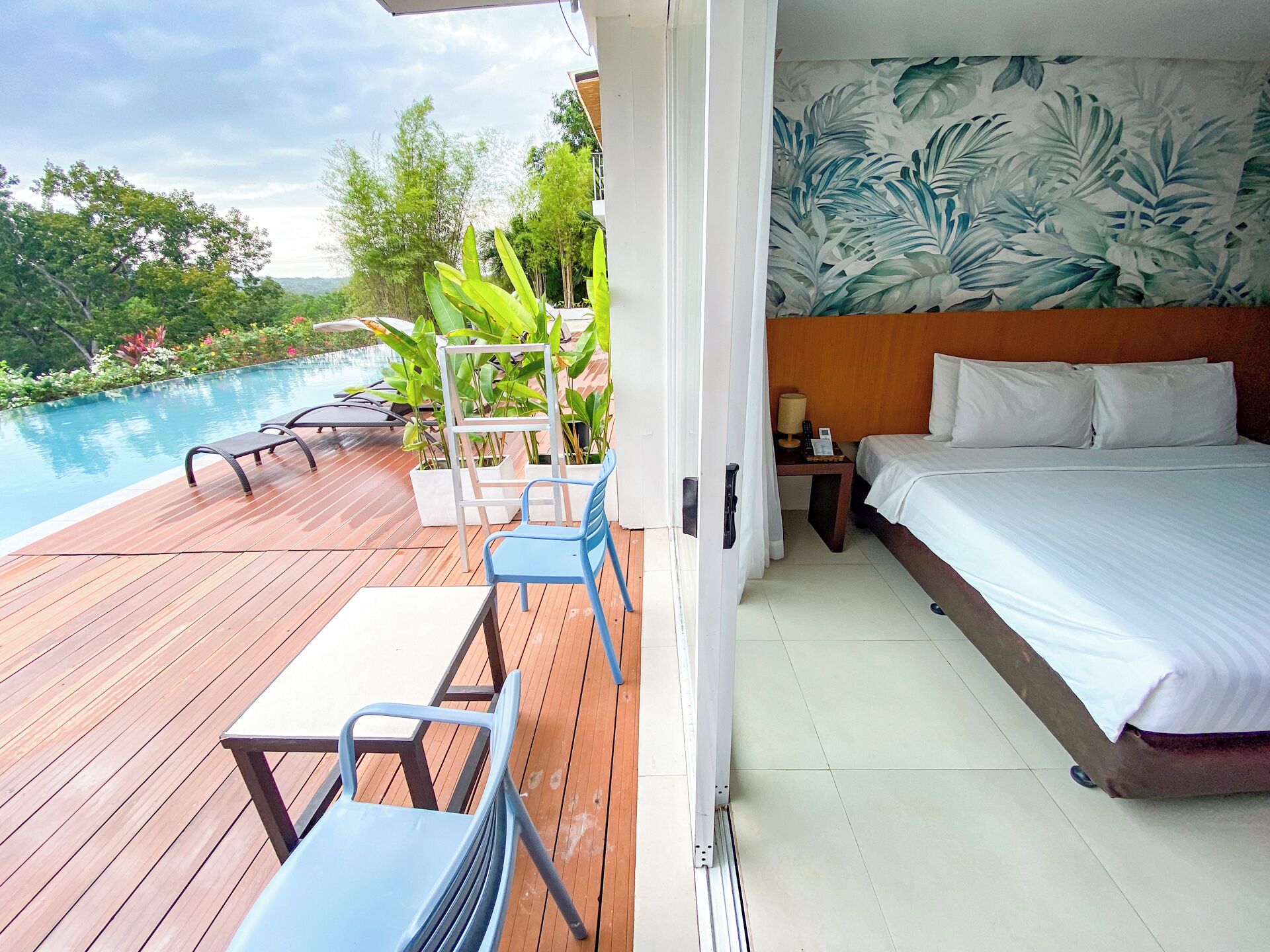 Deluxe Double or Twin Room with Pool View | Minibar, safe på rommet, skrivebord og skrivebord for bærbar PC