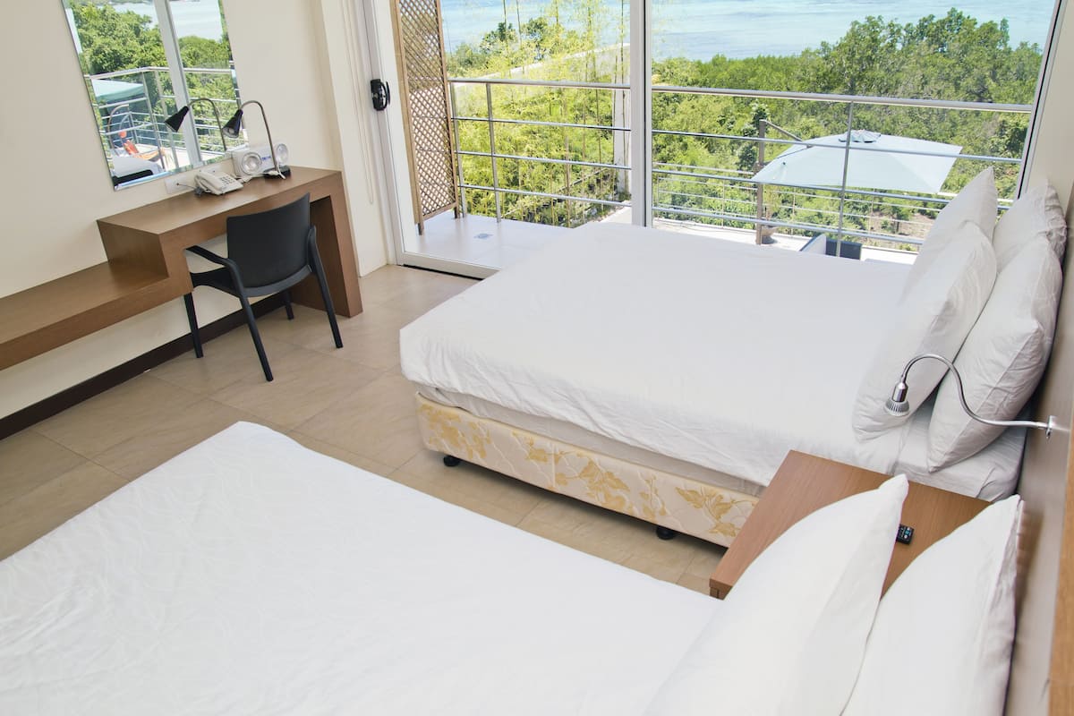 Suite Deluxe, vista al océano | 1 habitación, minibar, caja de seguridad en la habitación y escritorio