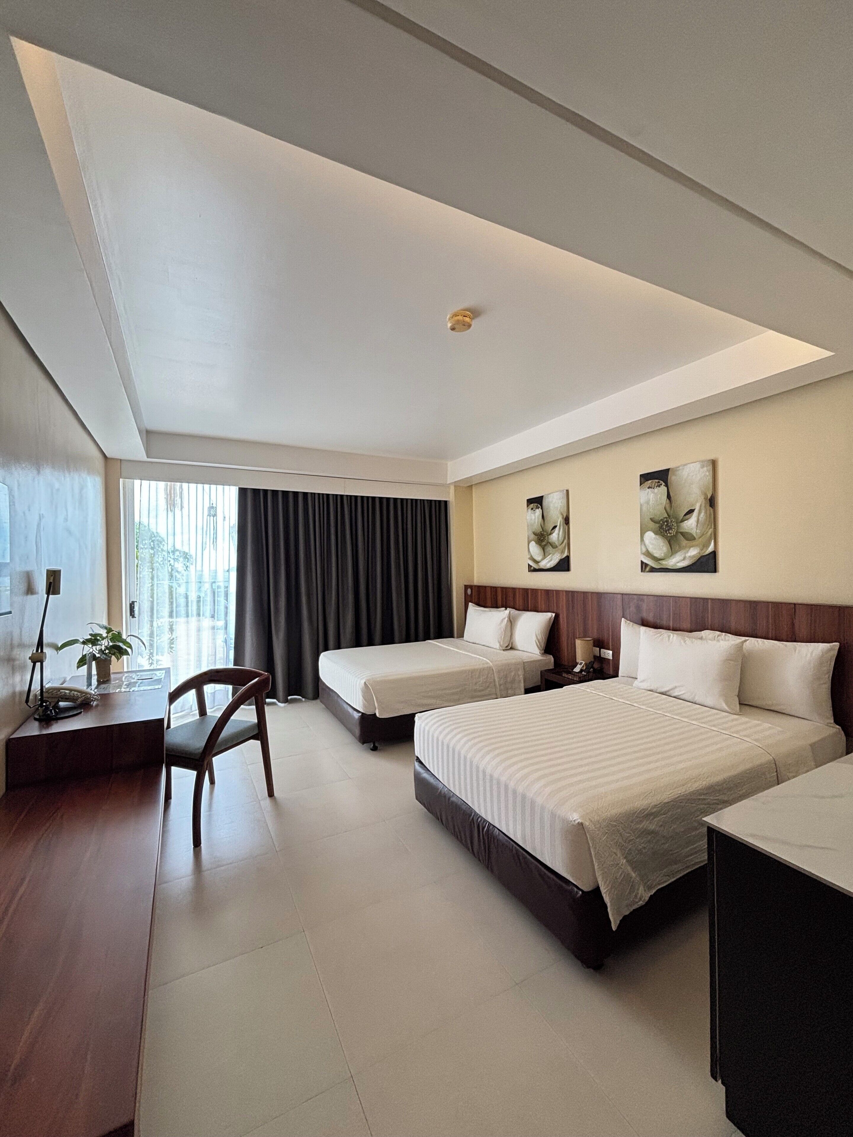 Rom – premier, 2 dobbeltsenger | Minibar, safe på rommet, skrivebord og skrivebord for bærbar PC