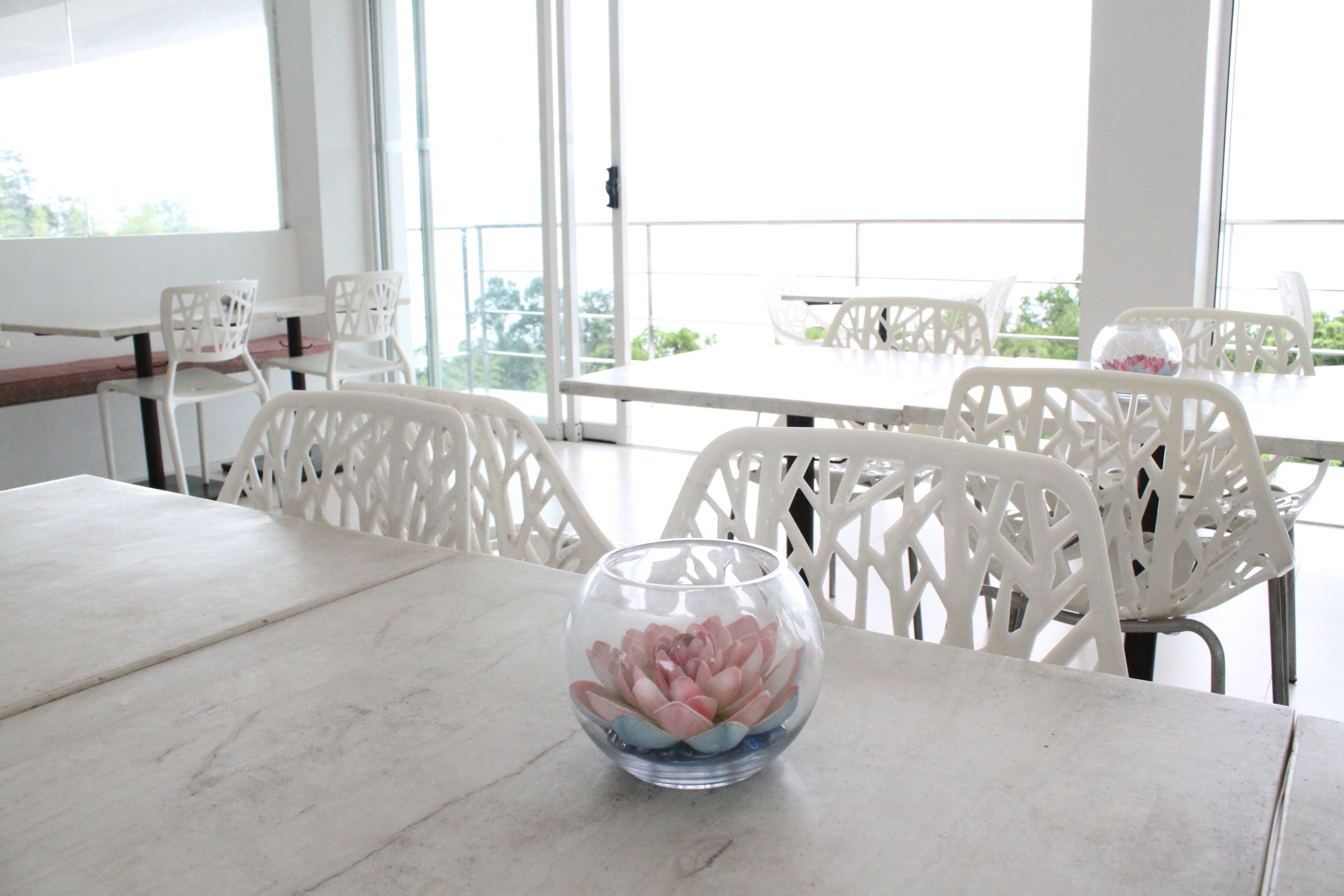 朝食、ランチ、ディナーに営業 (多国籍料理)