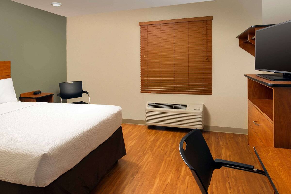 Desk, blackout curtains, free WiFi, bed sheets