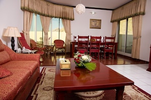 Living area - Green Mubazzarah Chalets (Al Ain)