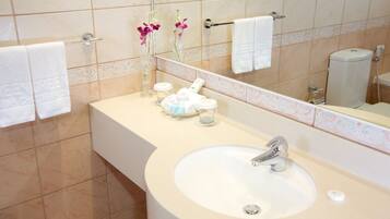 Standard-Chalet, Mehrere Schlafzimmer, Gartenblick | Badezimmer | Duschwanne, Regendusche, kostenlose Toilettenartikel, Haartrockner