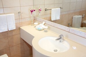Standard Chalet, Multiple Bedrooms, Garden View | Bathroom | Combined shower/tub, rainfall showerhead, free toiletries, hair dryer