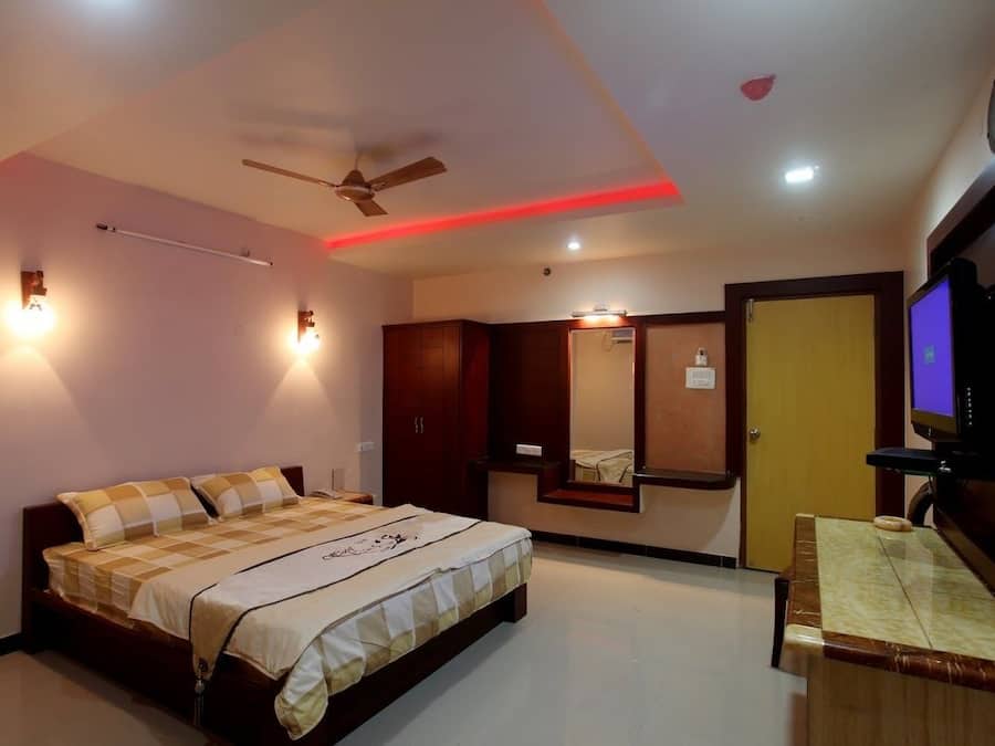 Deluxe Room, 1 Double Bed | Premium bedding, in-room safe, desk, rollaway beds