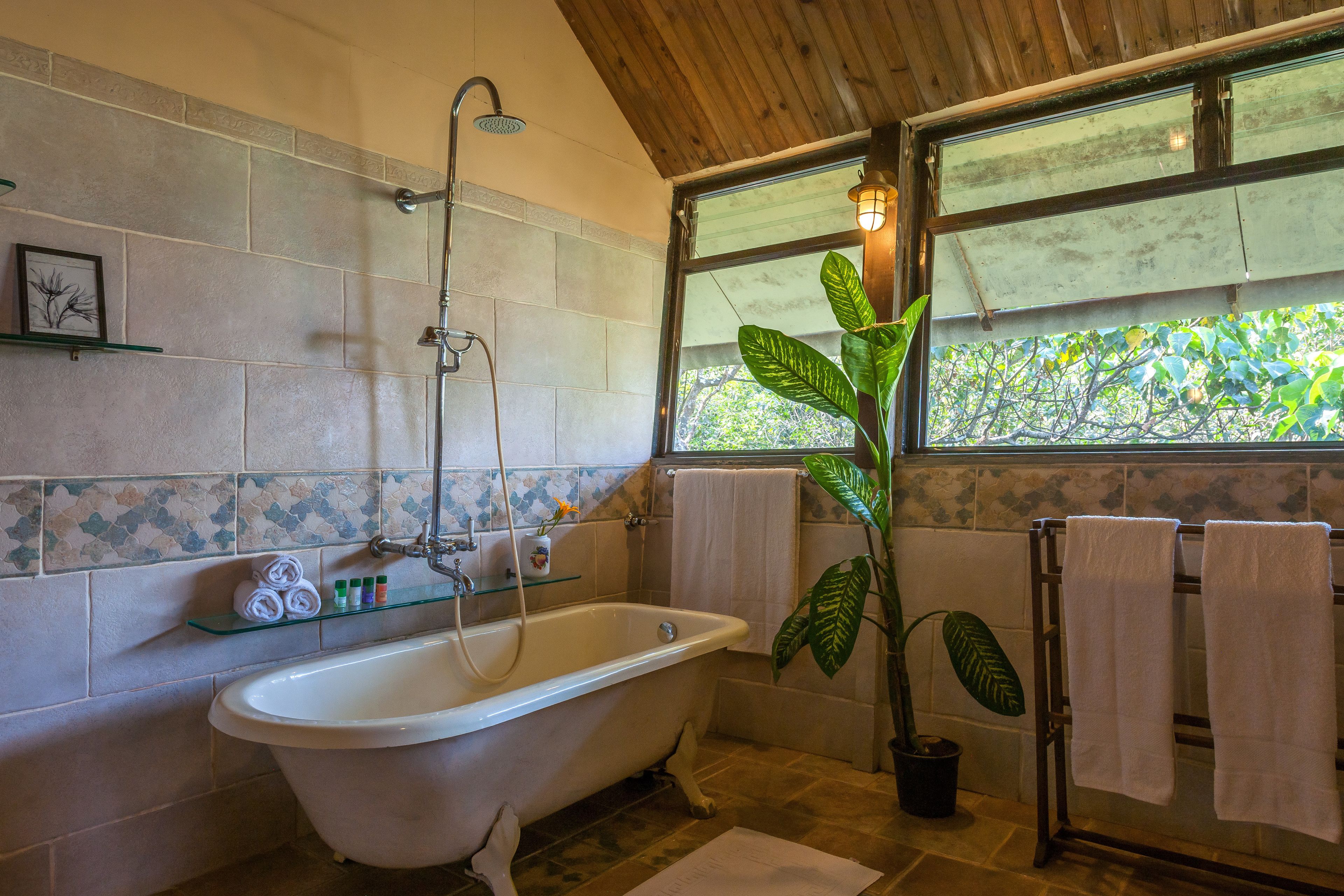 Deep-soaking bathtub