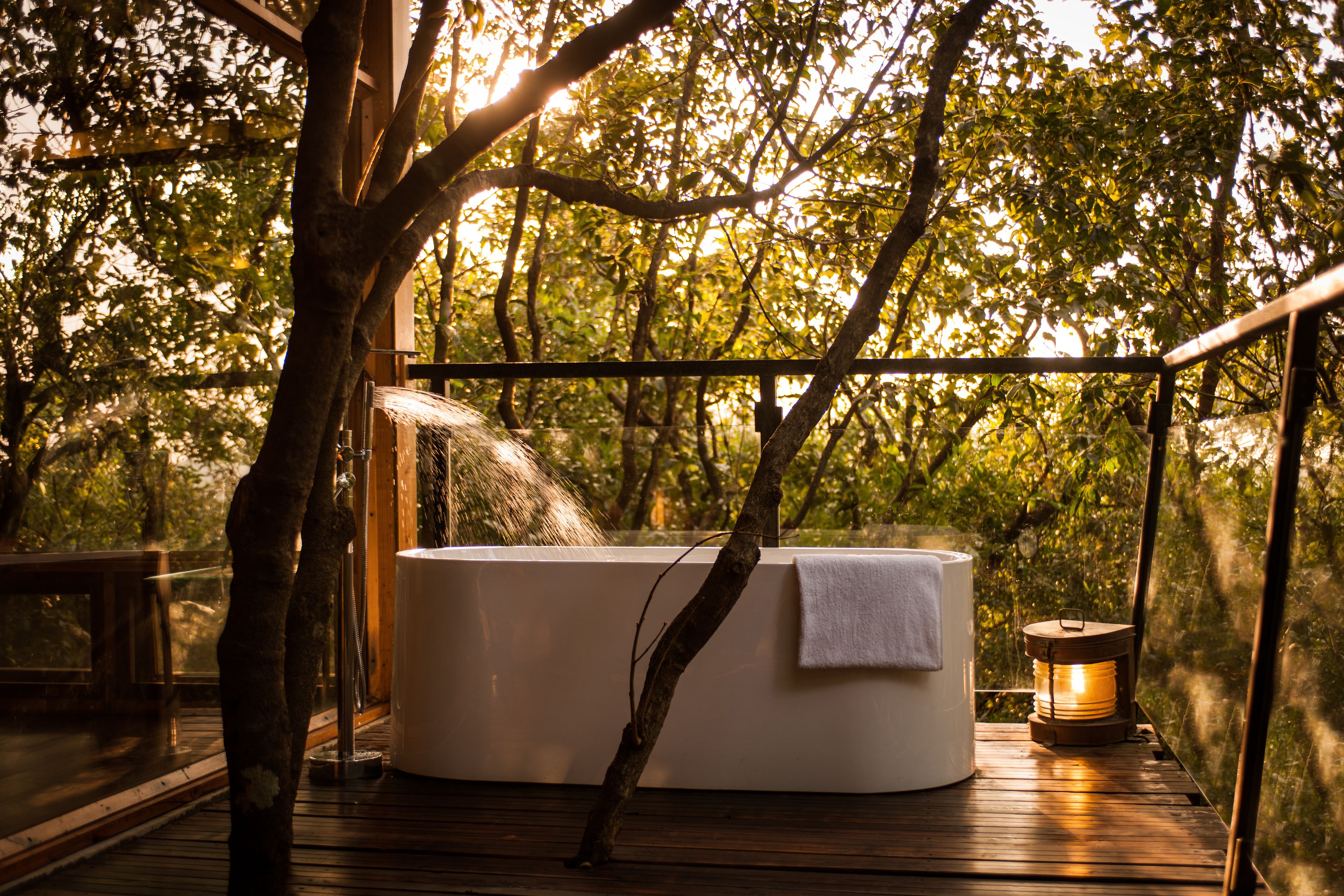 Jungle Machan with Bathtub on Deck | Deep-soaking bathtub