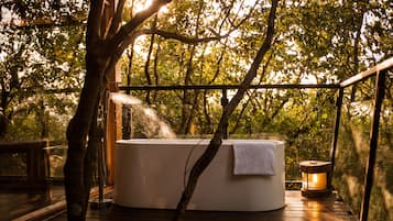 Jungle Machan with Bathtub on Deck | Deep-soaking bathtub
