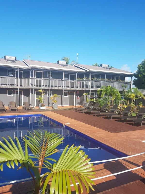 2 outdoor pools