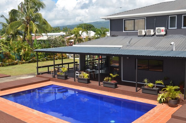 2 つの屋外プール