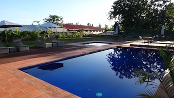 2 kolam renang outdoor