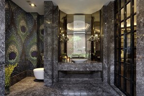 Superior Double Room | Bathroom | Free toiletries, hair dryer, slippers, towels - Yunping Hotel (Taichung)