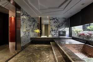 豪華套房 | 浴室 | 免費盥洗用品、吹風機、拖鞋、毛巾