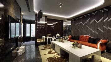 Desk, soundproofing, free WiFi, bed sheets